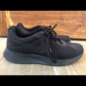 Nike women’s 7.5 black sneaker